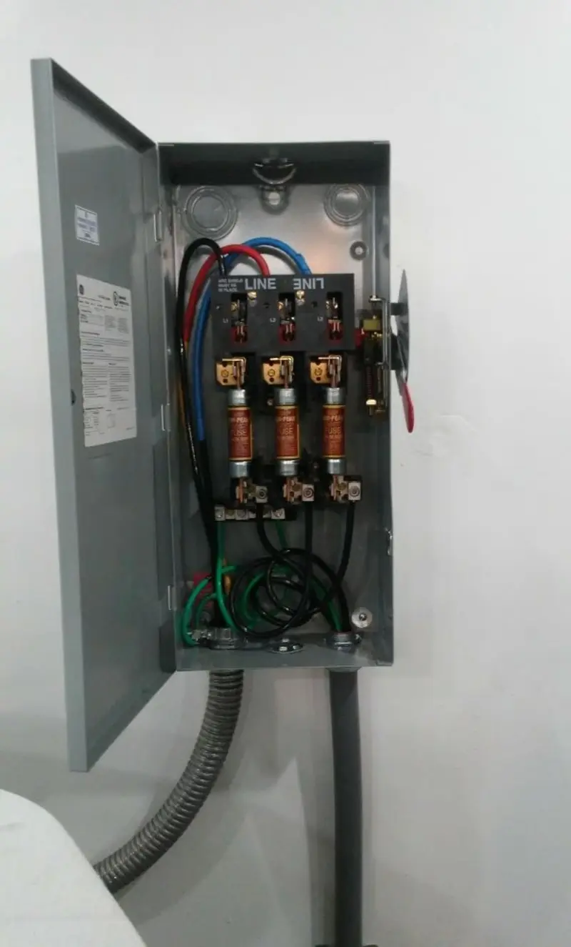 Three-phase disconnect switch installed for Smoke Detector Installation in Ellisville